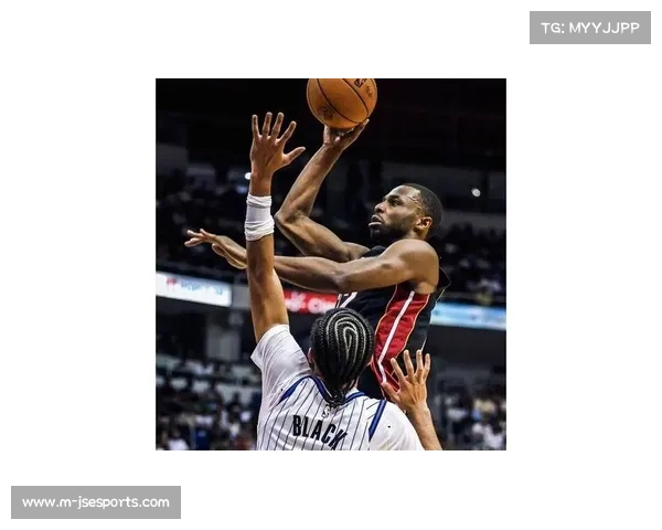 热火新援鲍威尔对阵76人18投11中砍32分，展现核心攻击力